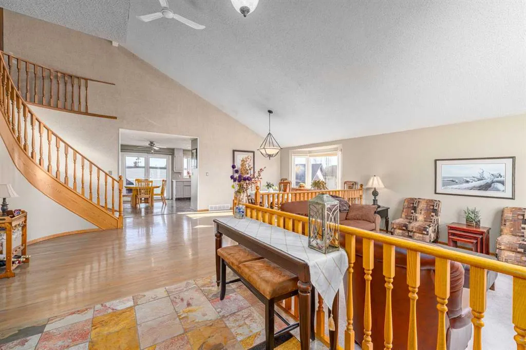 327 Templevale Place NE