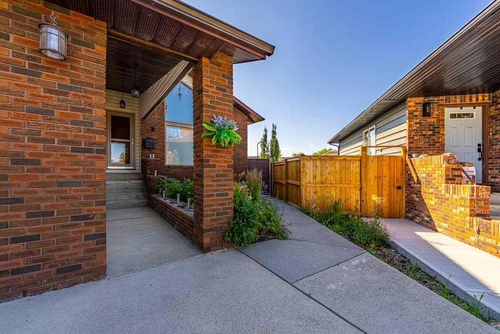 327 Templevale Place NE