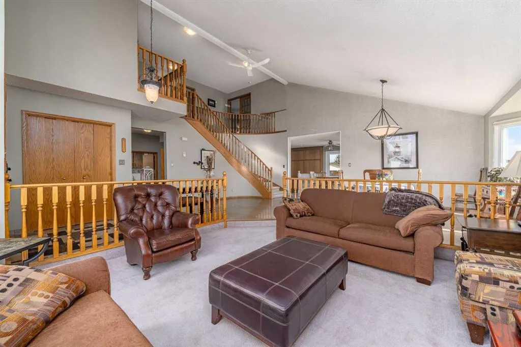 327 Templevale Place NE