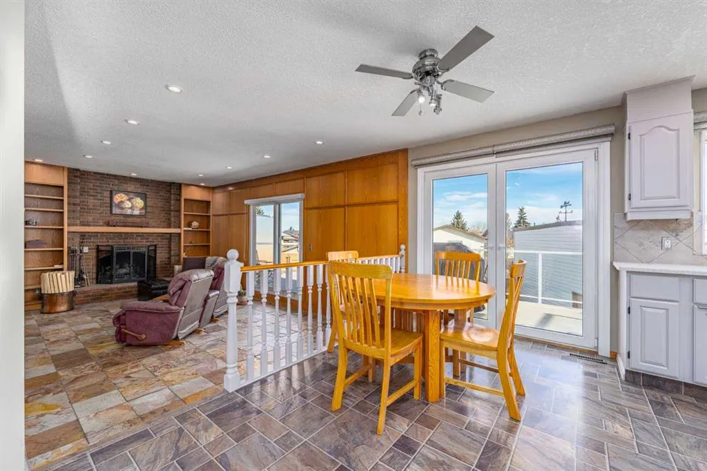 327 Templevale Place NE