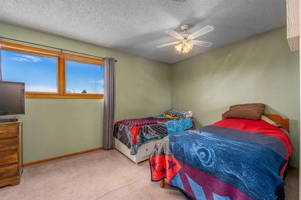 327 Templevale Place NE