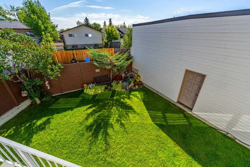 327 Templevale Place NE