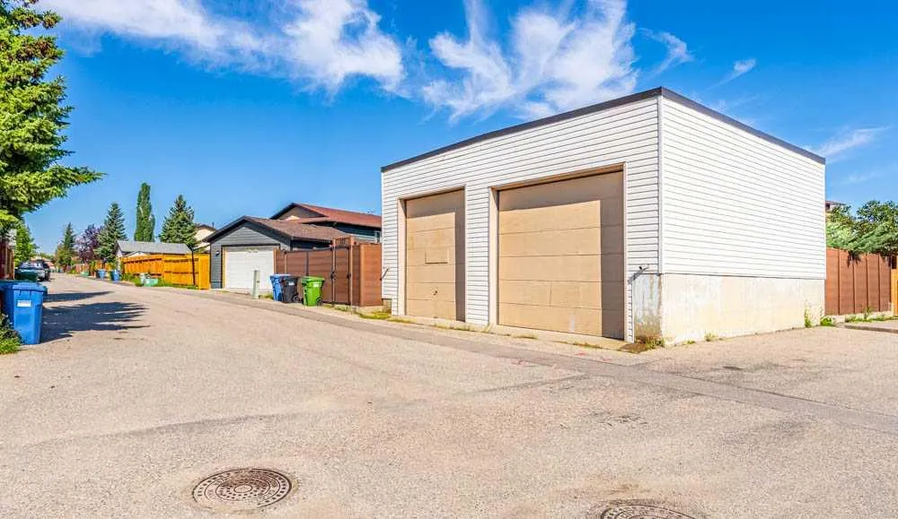 327 Templevale Place NE