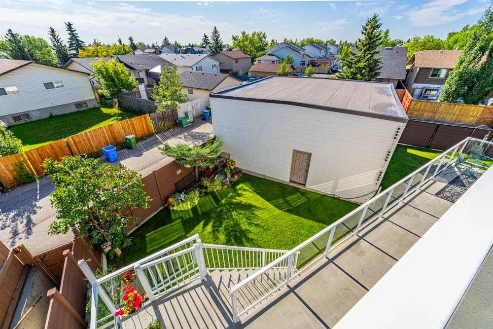 327 Templevale Place NE
