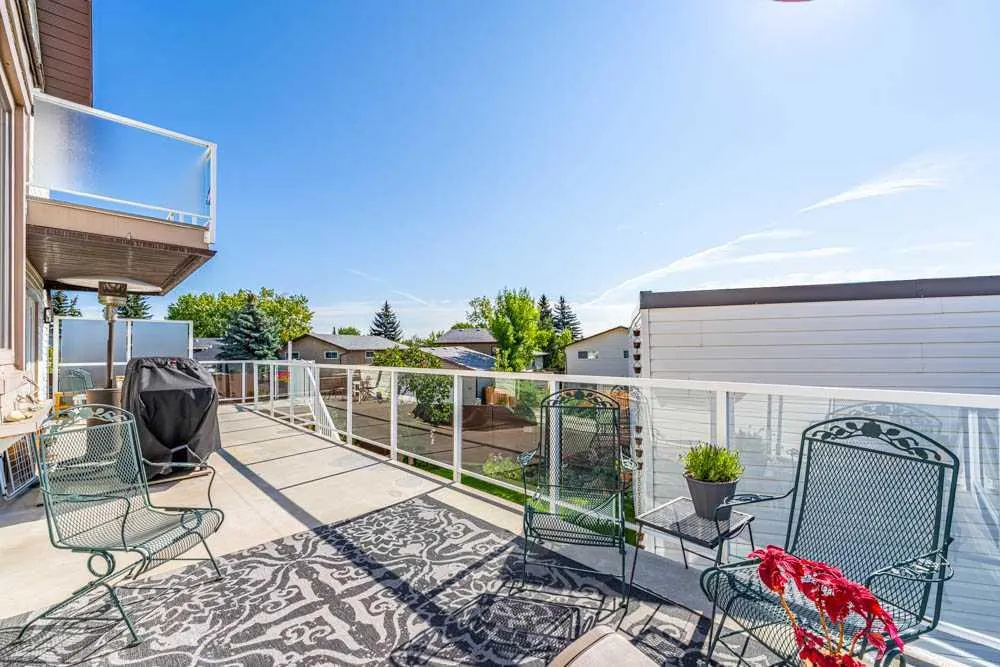 327 Templevale Place NE