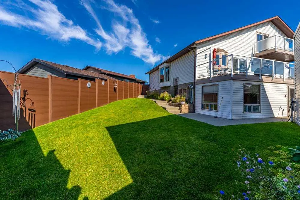 327 Templevale Place NE