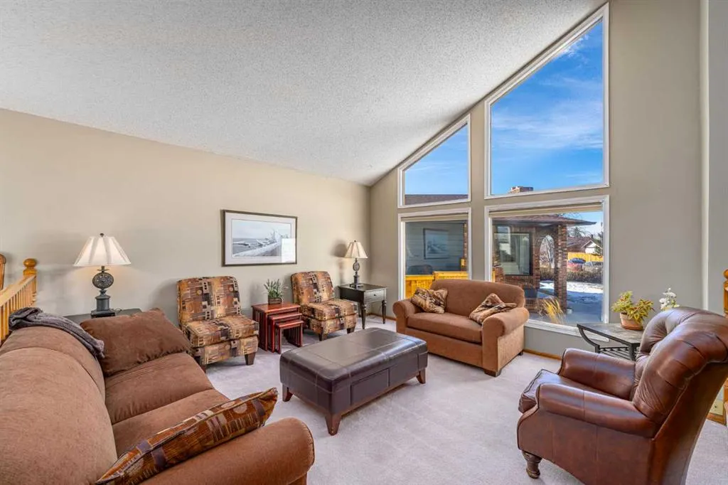 327 Templevale Place NE