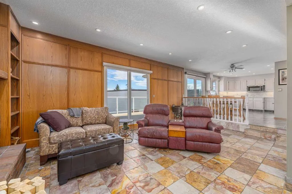 327 Templevale Place NE