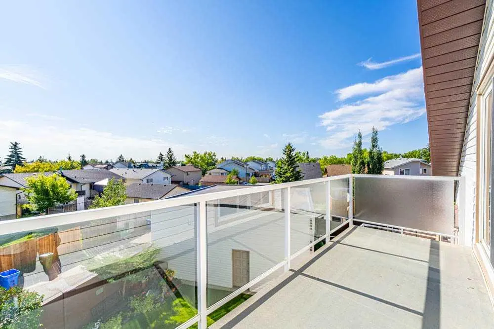 327 Templevale Place NE