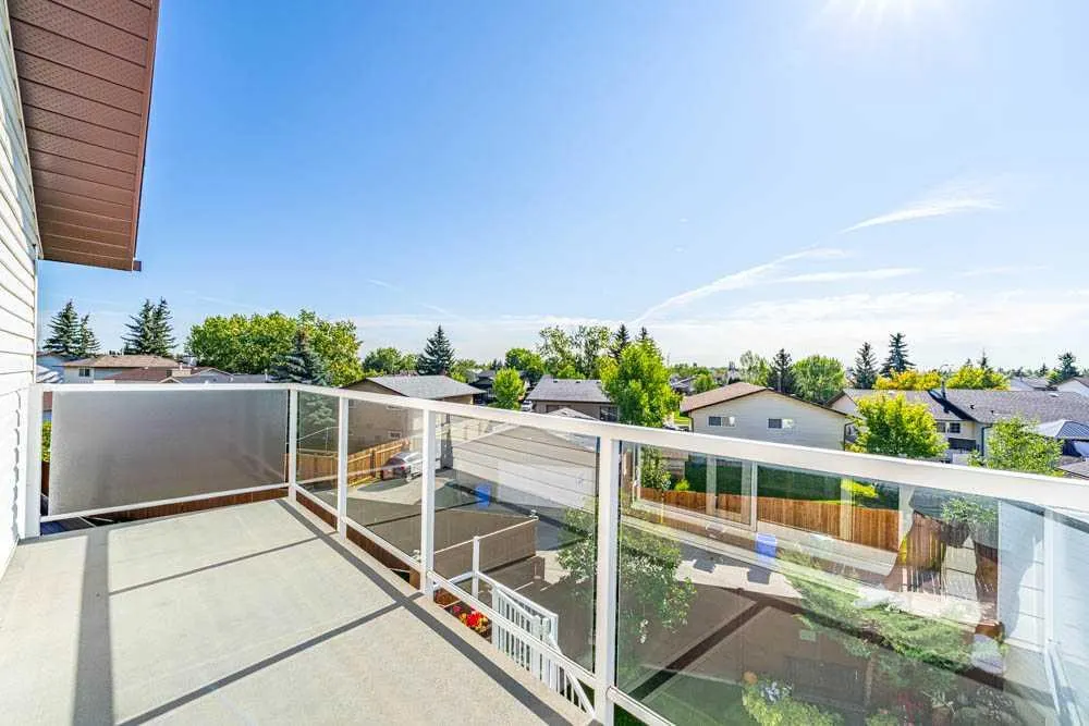 327 Templevale Place NE