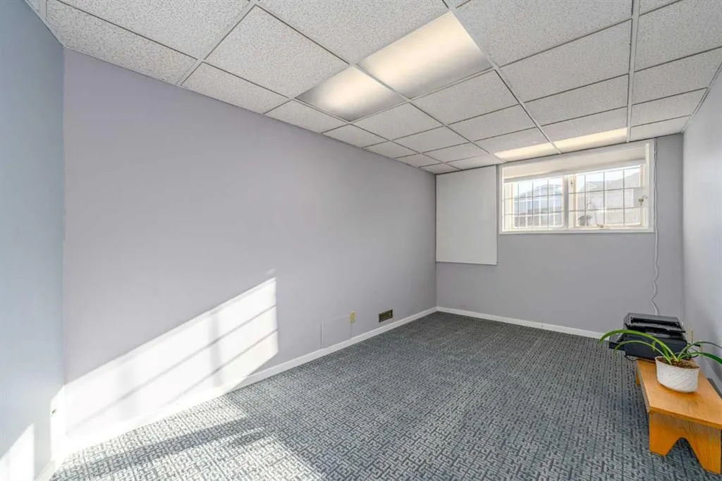 327 Templevale Place NE