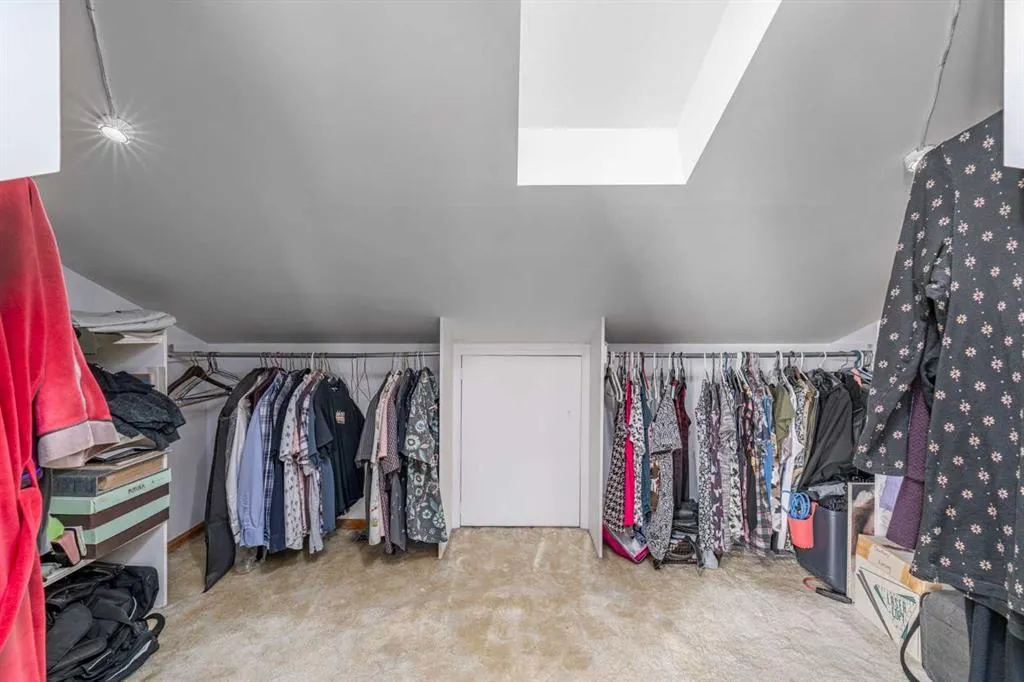 327 Templevale Place NE