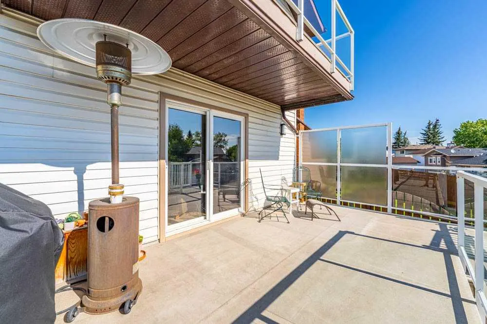 327 Templevale Place NE