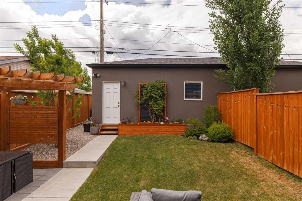 2637 36 Street SW