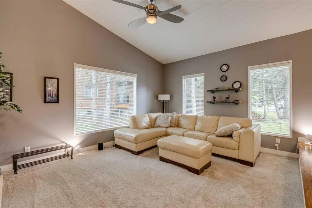 13 Redwood Meadows Close W