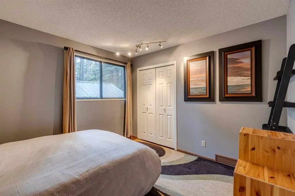13 Redwood Meadows Close W