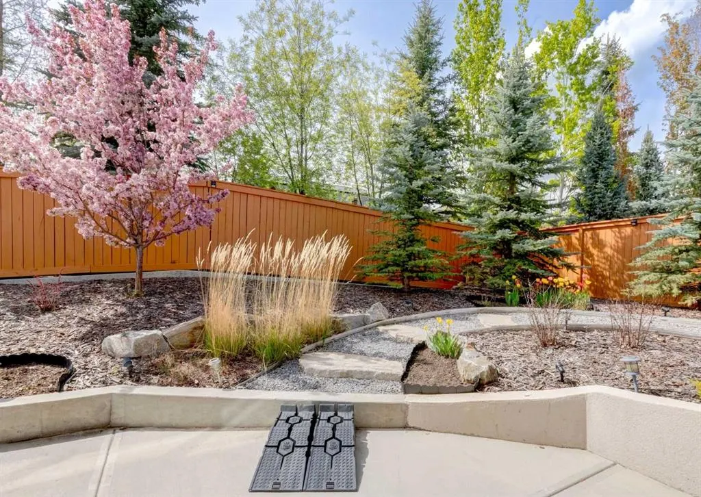 72 Rockcliff Grove NW