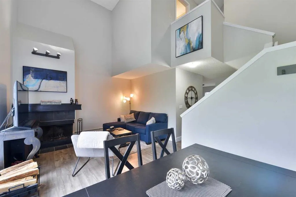301 Village Mews SW, #8