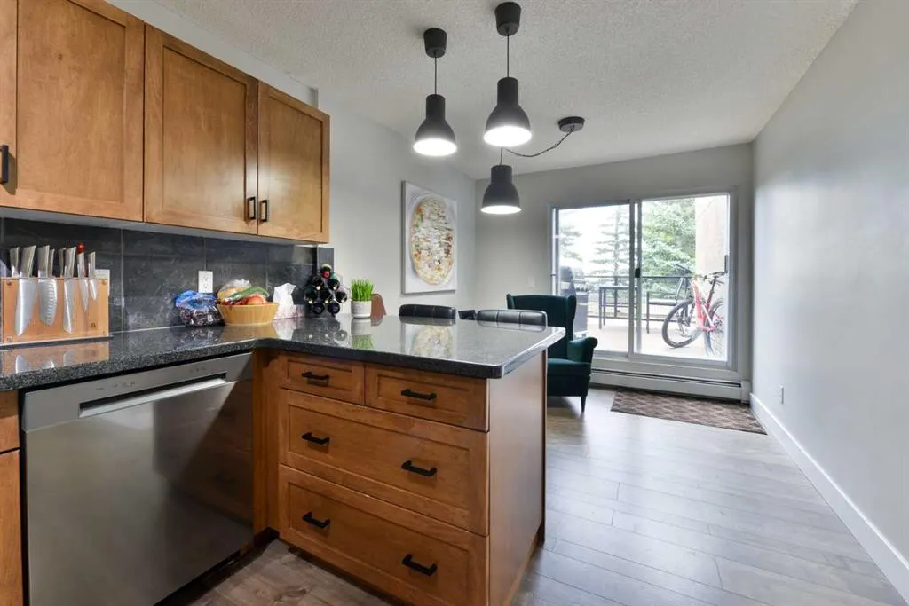 301 Village Mews SW, #8