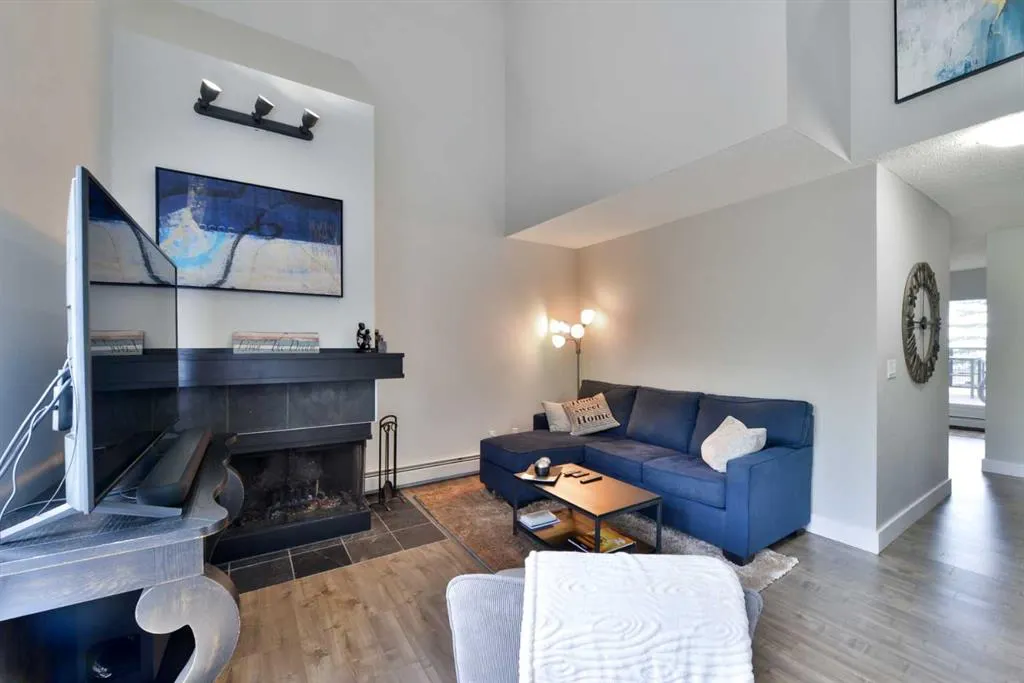 301 Village Mews SW, #8