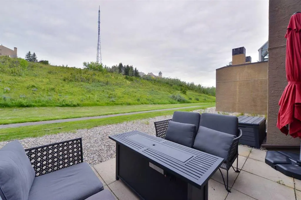 301 Village Mews SW, #8
