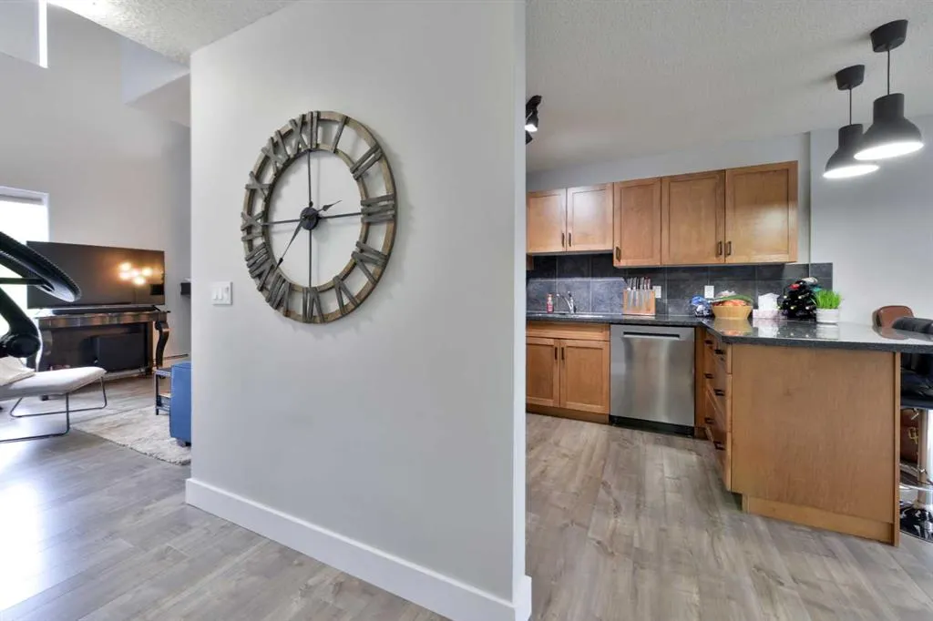 301 Village Mews SW, #8