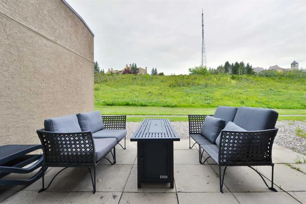 301 Village Mews SW, #8