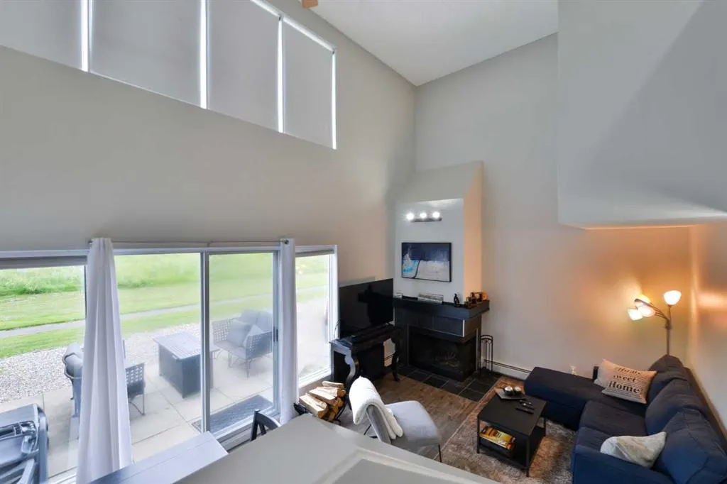 301 Village Mews SW, #8