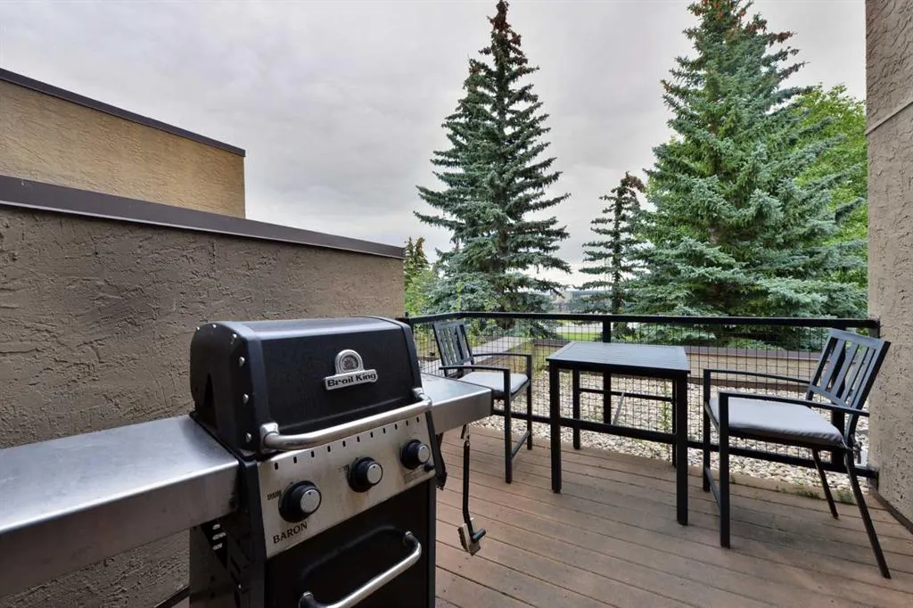 301 Village Mews SW, #8