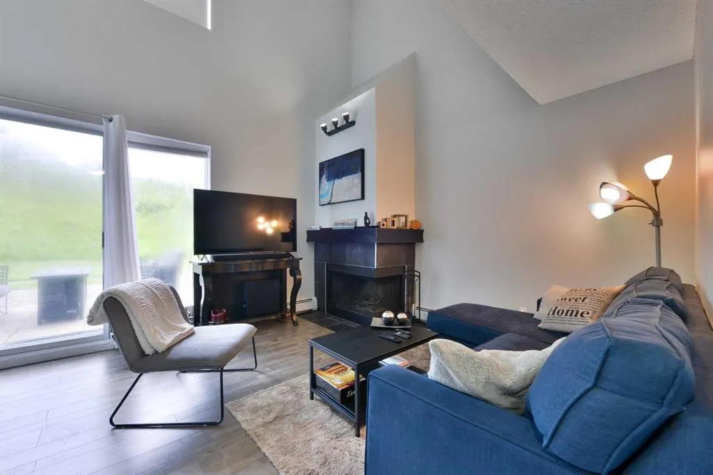 301 Village Mews SW, #8