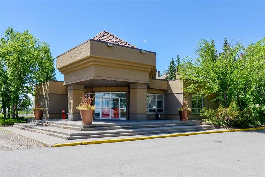 301 Village Mews SW, #8