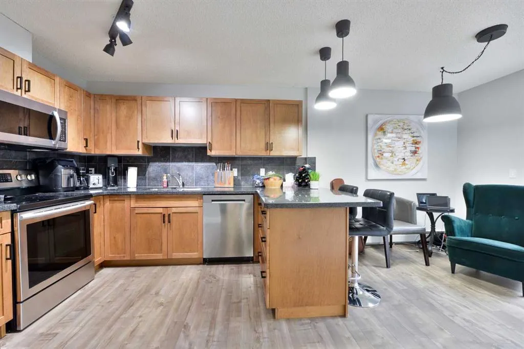 301 Village Mews SW, #8