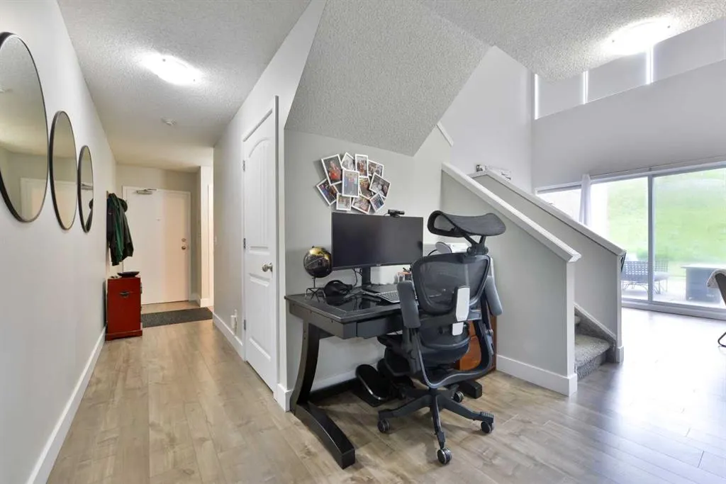 301 Village Mews SW, #8
