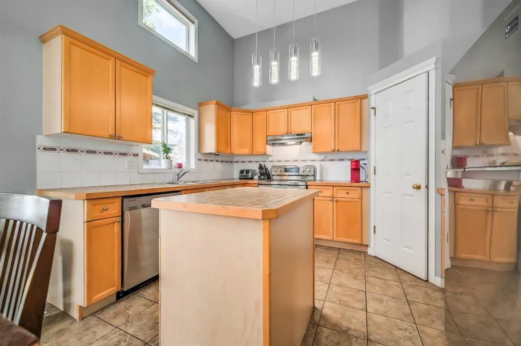 22 Country Hills Cove NW