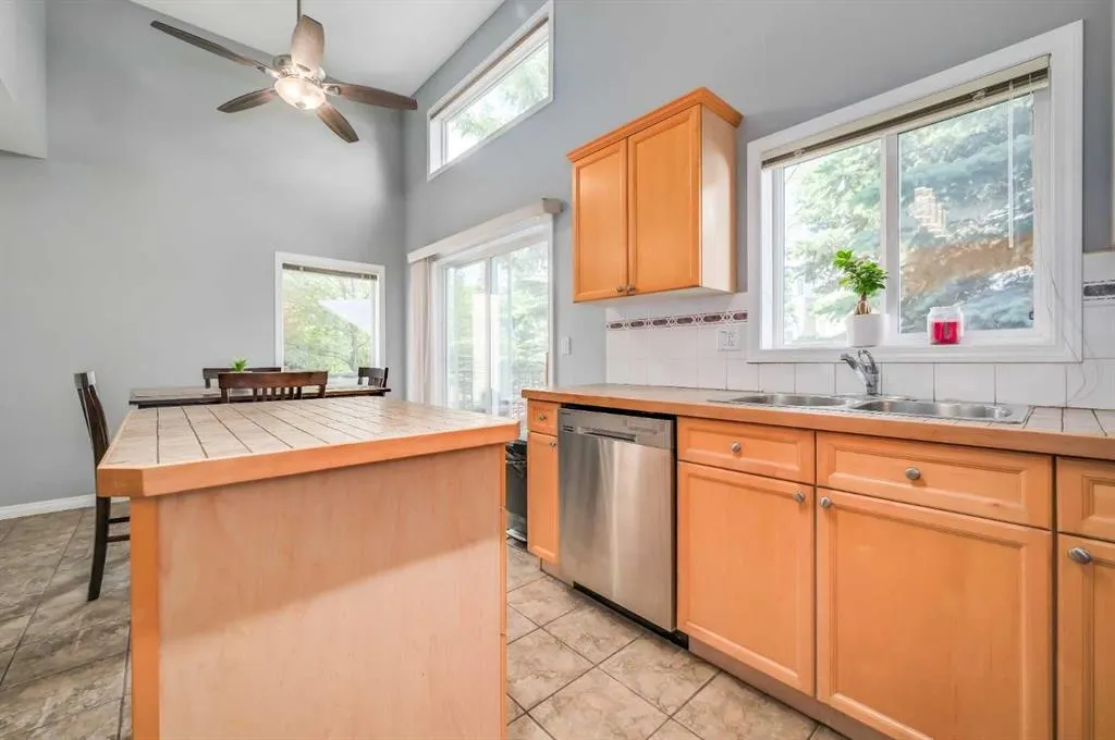 22 Country Hills Cove NW