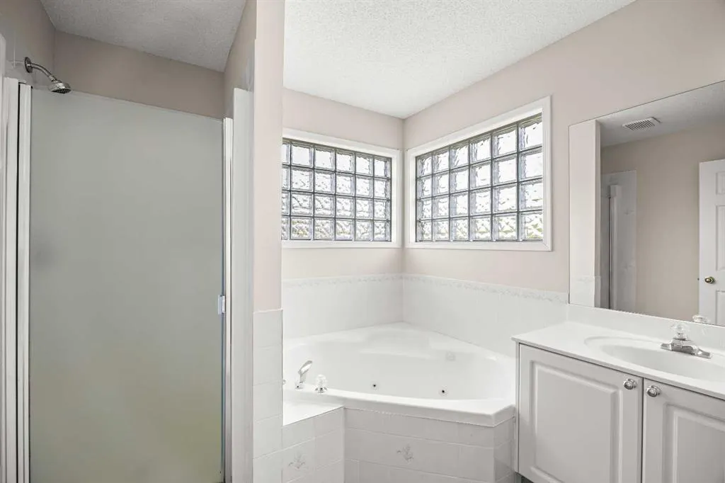 99 Arbour Crest Rise NW