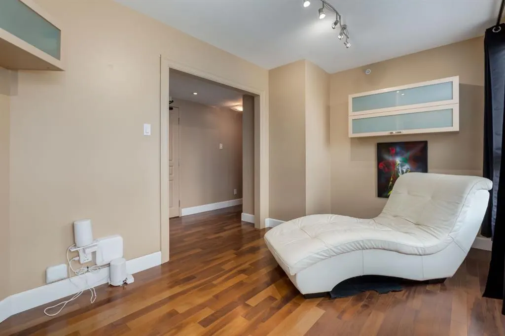 400 Eau Claire Avenue SW, #8704