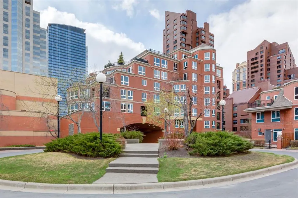 400 Eau Claire Avenue SW, #8704