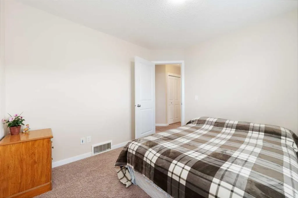 106 Panora Road NW
