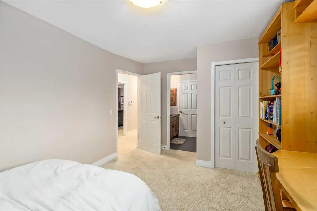 64 Douglasdale Crescent SE