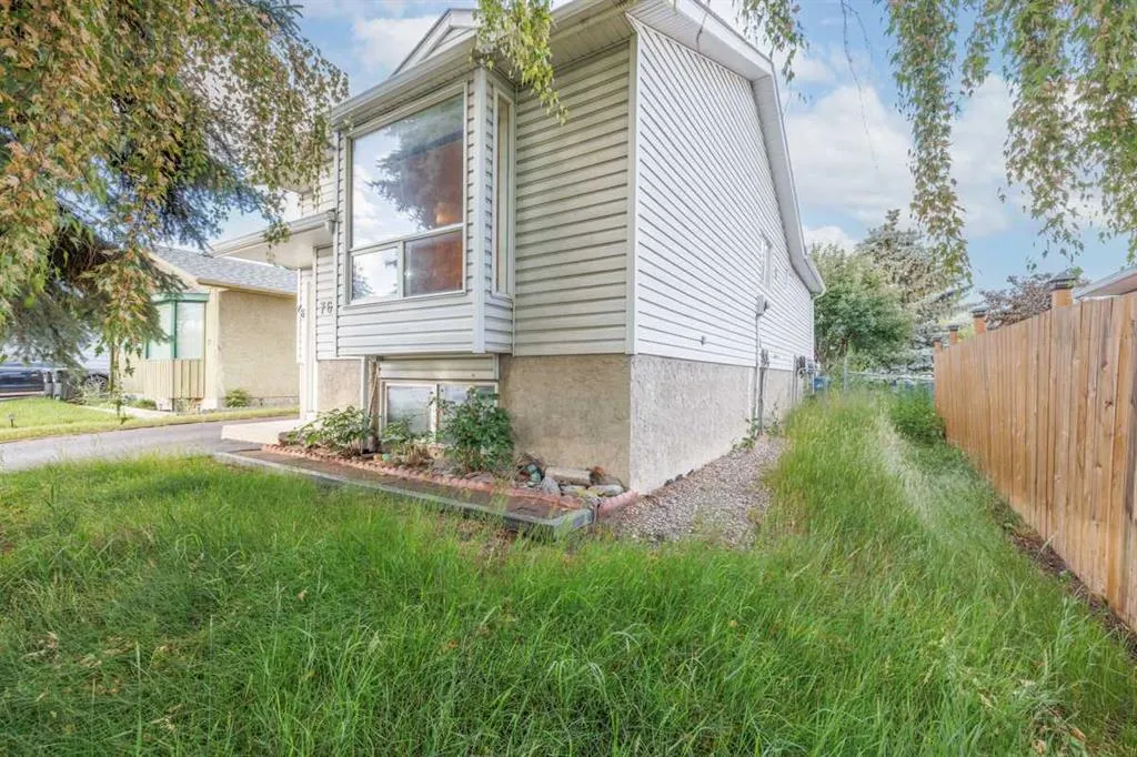76 Doverglen Crescent SE