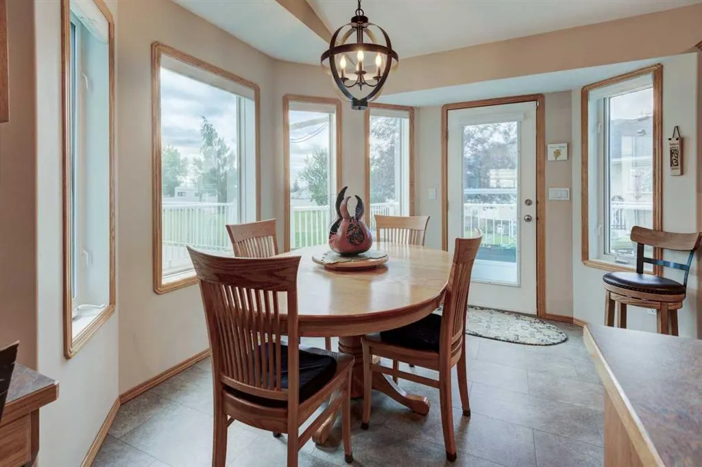 3 Strathmore Lakes Bay