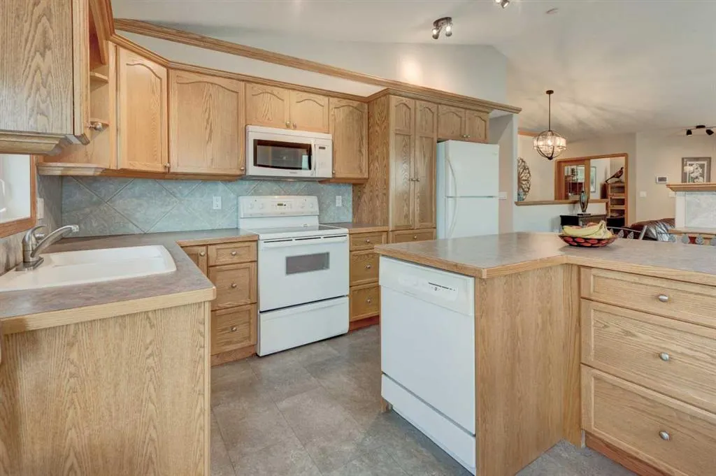 3 Strathmore Lakes Bay