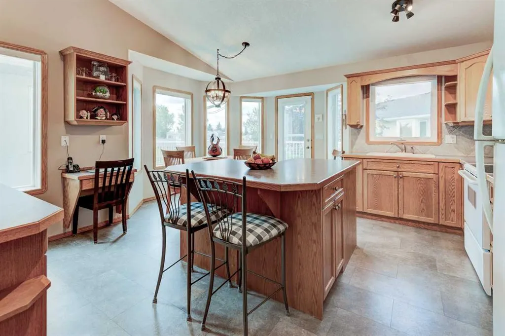 3 Strathmore Lakes Bay