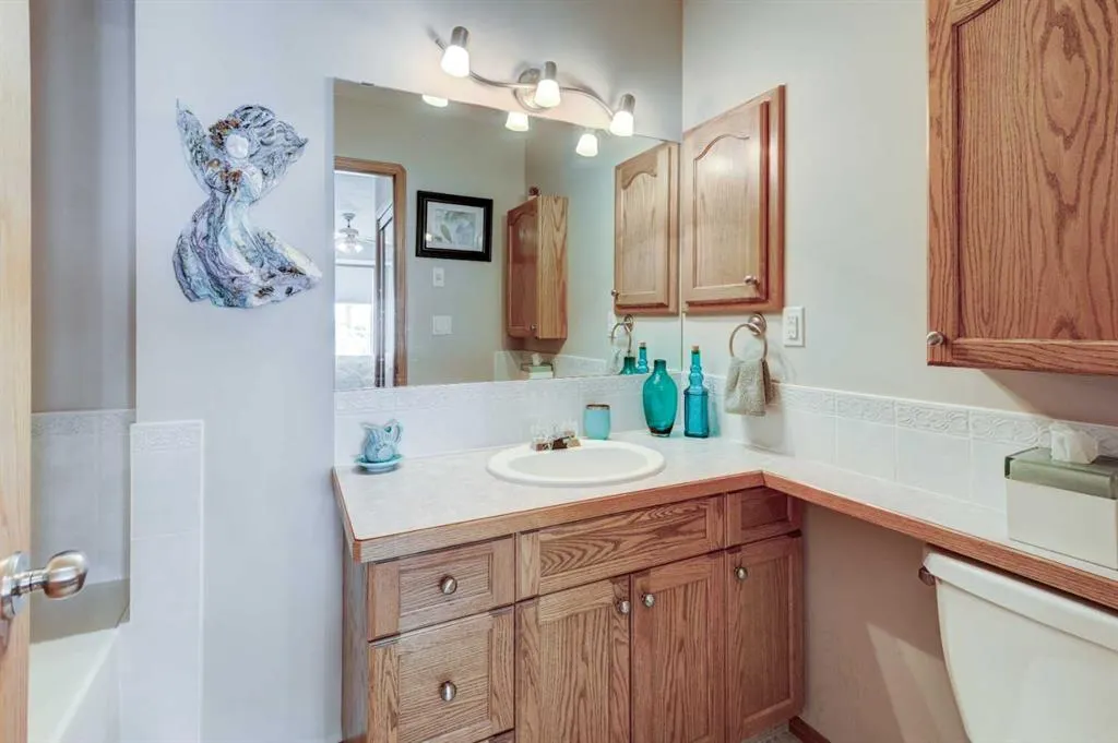 3 Strathmore Lakes Bay