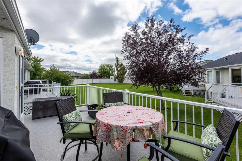 3 Strathmore Lakes Bay