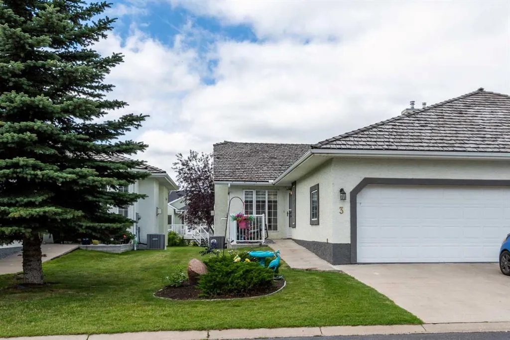 3 Strathmore Lakes Bay