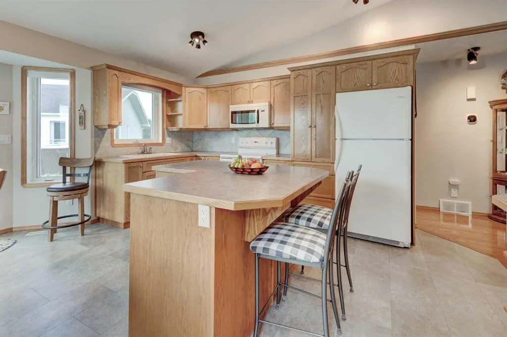 3 Strathmore Lakes Bay