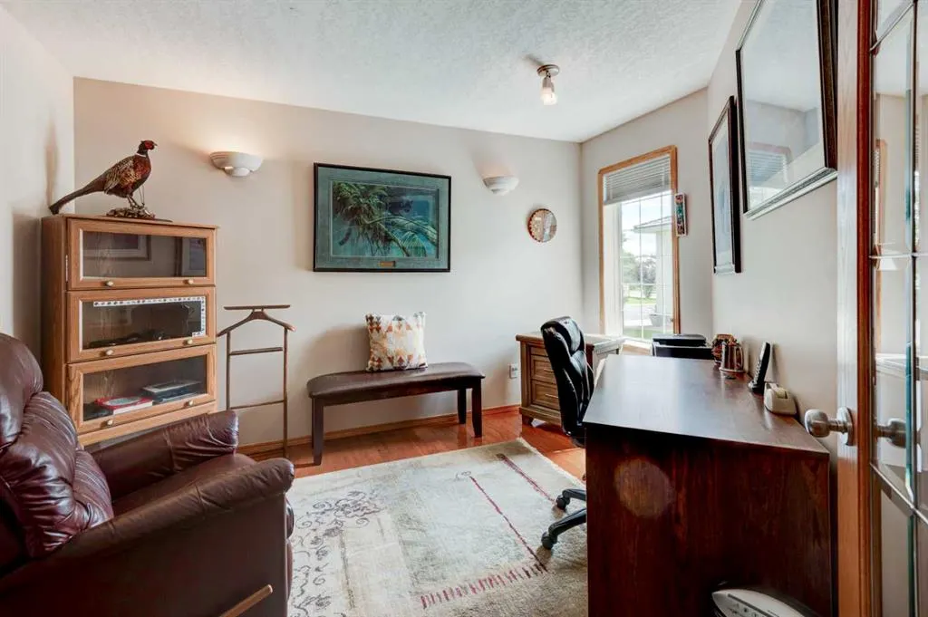 3 Strathmore Lakes Bay