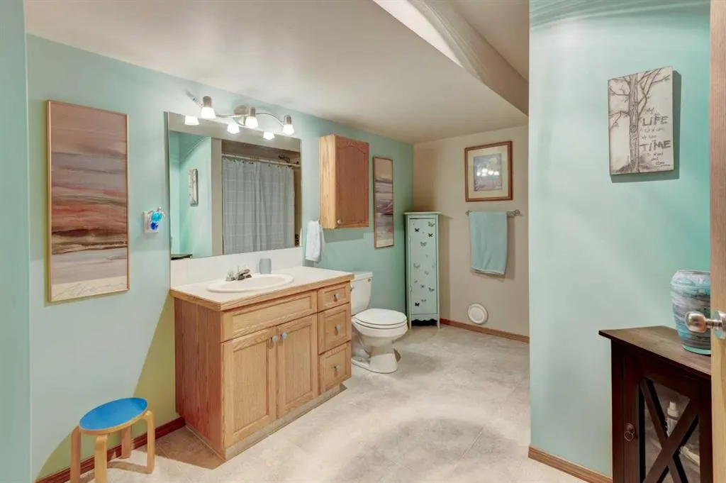 3 Strathmore Lakes Bay